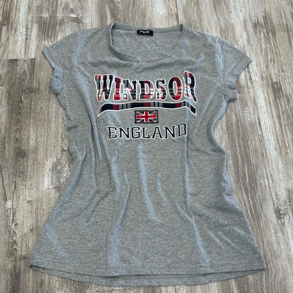 Windsor England Women's y2k 2000s souvenir chic gray graphic tee